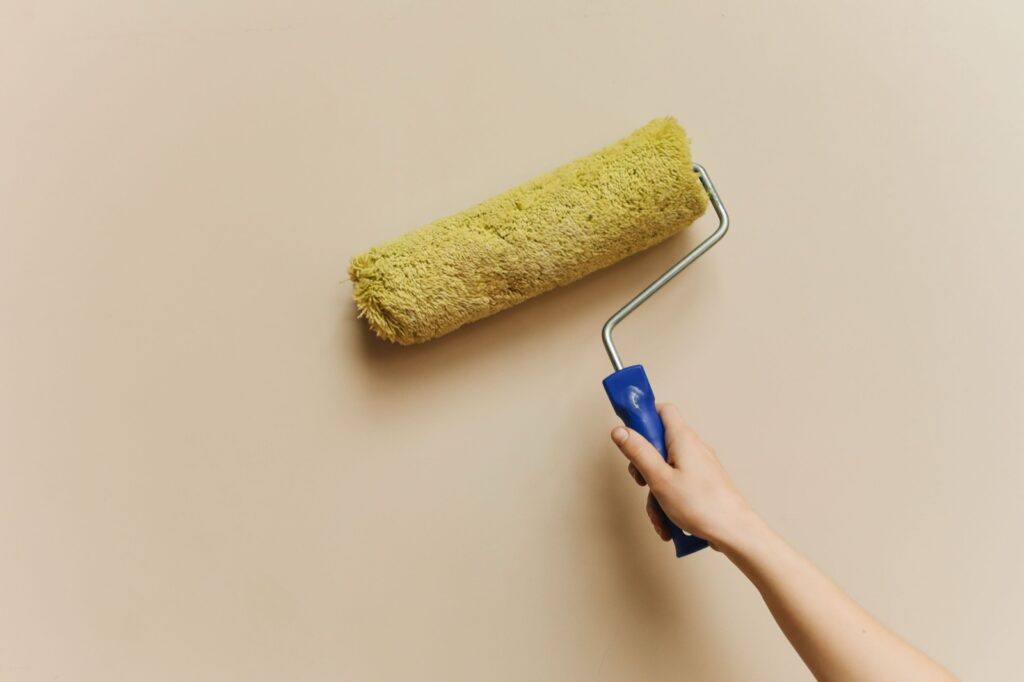 Wand wird mit dem Farbroller gestrichen