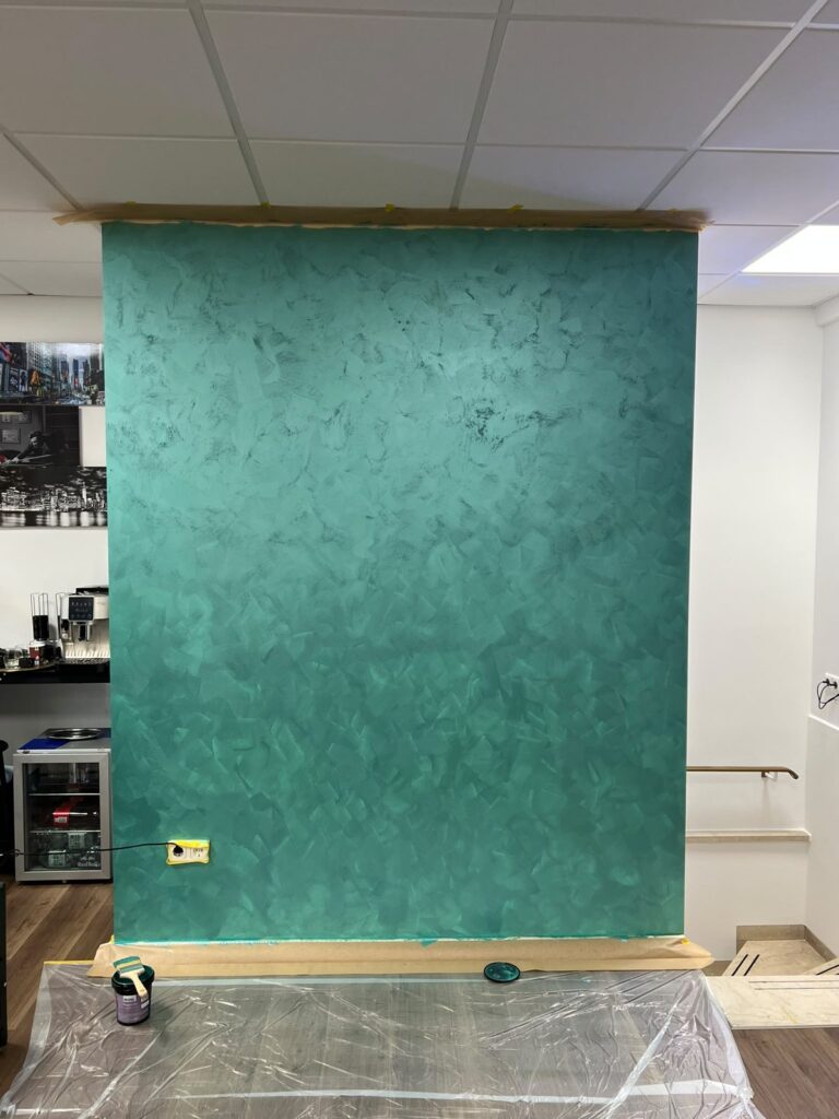 Akzentwand im Barbershop in München-Gern während der Arbeit: Metallic-Streichputz in Grün