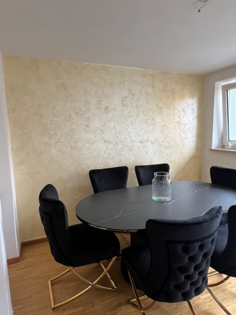 Essbereich in Moosach nachher mit Metallic-Streichputz in Goldgelb