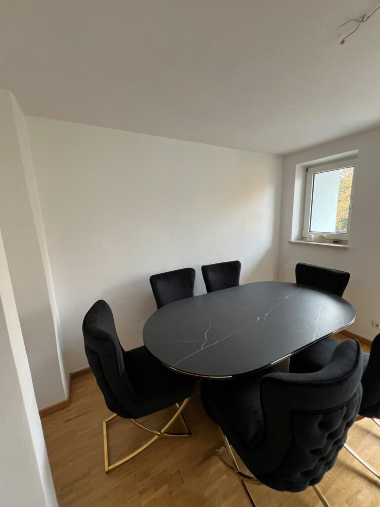 Essbereich in Moosach vorher mit weißer Wand